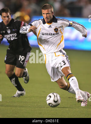 29 ago 2007 - Carson, CA, Stati Uniti d'America - Los Angeles Galaxy di DAVID BECKHAM dribbling la palla attorno CF Pachuca Christian GIMENEZ durante la SuperLiga finali all'Home Depot Center di Carson, California. Beckham ha restituito alla panca dopo di farsi male durante il primo semestre ed essendo assente la seconda metà. (Credito Immagine: © Branimir Kvartuc/ZUMA Press) Foto Stock