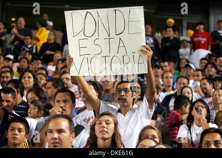 29 ago 2007 - Carson, CA, Stati Uniti d'America - un ventilatore può contenere fino a firmare la domanda "Dove è Victoria' durante una SuperLiga finali all'Home Depot Center di Carson, California, dove CF Pachuca battere la galassia di Los Angeles in rigori. (Credito Immagine: © Branimir Kvartuc/ZUMA Press) Foto Stock