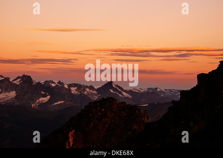 Un brillante alba sulle cime delle montagne nel Canadian Bugaboo gamma. Foto Stock