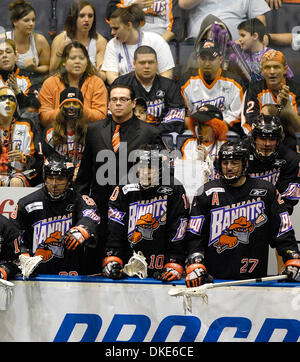 27 aprile 2007: Buffalo banditi a Rochester Knighthawks in una National Lacrosse League Divisione est matchup finale. I banditi sconfitto il Knighthawks 14-13 in lavoro straordinario prima di una frenetica folla di 8,558 al Blue Cross Arena di Rochester, New York. Buffalo allenatori guardare come la loro squadra perde in lavoro straordinario a Rochester.(Immagine di credito: © Alan Schwartz/Cal Sport Media) Foto Stock