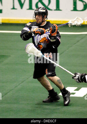 27 aprile 2007: Buffalo banditi a Rochester Knighthawks in una National Lacrosse League Divisione est matchup finale. I banditi sconfitto il Knighthawks 14-13 in lavoro straordinario prima di una frenetica folla di 8,558 al Blue Cross Arena di Rochester, New York. Buffalo's Jason Crosbie (54) in azione contro Rochester.(Immagine di credito: © Alan Schwartz/Cal Sport Media) Foto Stock