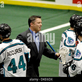 27 aprile 2007: Buffalo banditi a Rochester Knighthawks in una National Lacrosse League Divisione est matchup finale. I banditi sconfitto il Knighthawks 14-13 in lavoro straordinario prima di una frenetica folla di 8,558 al Blue Cross Arena di Rochester, New York.(Immagine di credito: © Alan Schwartz/Cal Sport Media) Foto Stock