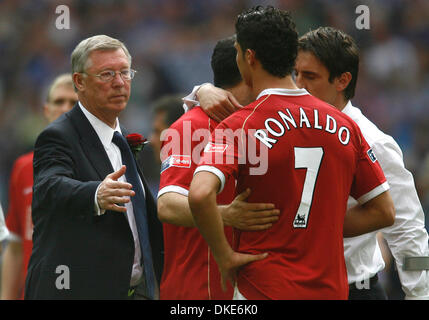 Alex Ferguson consola il Manchester United Cristiano Ronaldo sconsolato dopo perdendo (credito Immagine: © fotografo/Cal Sport Media) Foto Stock