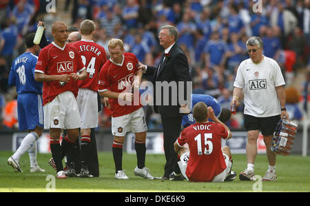 Il Manchester United manager Alex Ferguson raduni i suoi giocatori per il tempo extra (credito Immagine: © fotografo/Cal Sport Media) Foto Stock