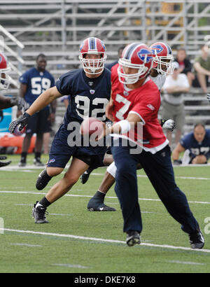 Luglio 28, 2007: difensivo fine Ryan Denney (#92) si chiude sul Quarterback J.P. Losman (#7). Training Camp per la NFL's Buffalo Bills è in corso presso il ST. John Fisher College vicino a Rochester, New York. Foto: (c) Alan Schwartz / Cal Sport Media (credito Immagine: © Alan Schwartz/Cal Sport Media) Foto Stock