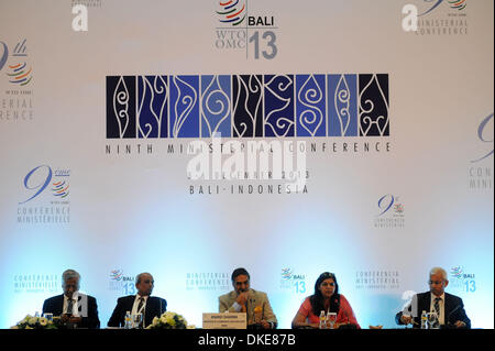 Bali, Indonesia. 5 Dic, 2013. India del ministro del Commercio e dell'industria Anand Sharma (C) partecipa a una conferenza stampa sull'India durante la nona conferenza ministeriale dell'Organizzazione mondiale del commercio (OMC) a Bali Nusa Dua Convention Center, Indonesia, Dicembre 5, 2013. Credit: Veri Sanovri/Xinhua/Alamy Live News Foto Stock