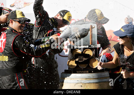 Domenica 24 giugno, 2007 Sonoma, CA. - Juan Pablo Montoya, un NASCAR Nextel Cup Series rookie, docce il team e sua moglie Connie con champagne dopo la vittoria..Jorgen Gulliksen/Register.Tutti i nomi cq. (Credito Immagine: © Napa Valley Register/ZUMApress.com) Foto Stock