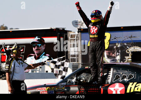 Domenica 24 giugno, 2007 Sonoma, CA. - Juan Pablo Montoya alza le mani in segno di vittoria dopo aver vinto la Toyota/Save Mart 350 a Infineon Raceway..Jorgen Gulliksen/Register.Tutti i nomi cq. (Credito Immagine: © Napa Valley Register/ZUMApress.com) Foto Stock