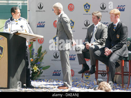 Jul 13, 2007 - Carson, CA, Stati Uniti d'America - Los Angeles sindaco Antonio Villaraigosa, sinistro presenta DAVID BECKHAM con una dichiarazione di benvenuto durante la presentazione ufficiale cerimonia al Home Depot Center di Carson, Calif, Venerdì, 13 luglio 2007. (Credito Immagine: © Branimir Kvartuc/ZUMA Press) Foto Stock