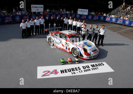 Jun 17, 2007 - Le Mans, Francia - #76 dell'IMSA Performance Matmut Porsche 997 GT3 RSR-: Raymond Narac, Richard Lietz, Patrick Long durante la 24 Ore di Le Mans ispezioni preliminari, 11 Giugno, 2007. (Credito Immagine: © Rainier Ehrhardt/ZUMAPRESS.com) Foto Stock