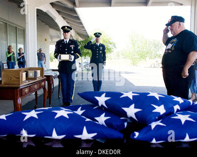 Fred Salanti, a destra mostra il suo rispetto con Sgt. Kurt Willburn, medio, come Cpl. Micheal Tyler porta l urna della Guardia Nazionale Guardia d'onore trasporta l'urna di Medal of Honor destinatario Isaia Mays durante un mancanti nel progetto America cerimonia della bandiera giovedì presso Allen & Dahl cappella funebre in Palo Cedro. ''Questi fella è andato attraverso un insieme molto più di quello che sono andato attraverso...e a sottili Foto Stock