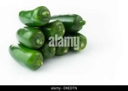 Pila di jalapeno verdi su sfondo bianco, con il tracciato di ritaglio Foto Stock