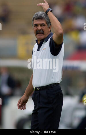 13 maggio 2009 - Zapopan, Jalisco, Messico - RICARDO FERRETI allenatore di calcio Puma, durante l incontro con Tecos UAG, corrispondente alla prima partita di 'ida', nei quarti di finale del campionato messicano soccer, Torneo Clausura 2009, Tecos UAG sconfitto per la Puma 2-0 a "3 de Marzo' Stadium. (Credito Immagine: © Alejandro Acosta/ZUMA Press) Foto Stock