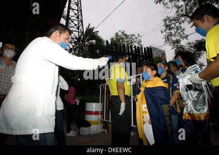 13 maggio 2009 - Zapopan, Jalisco, Messico - le autorità sanitarie di controllo dell'accesso al pubblico consentendo il 50% della capacità dello stadio "3 de Marzo' come una misura preventiva per la trasmissione del virus dell'influenza AH1N1.(Immagine di credito: © Alejandro Acosta/ZUMA Press) Foto Stock