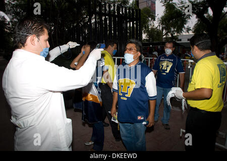 13 maggio 2009 - Zapopan, Jalisco, Messico - le autorità sanitarie di controllo dell'accesso al pubblico consentendo il 50% della capacità dello stadio "3 de Marzo' come una misura preventiva per la trasmissione del virus dell'influenza AH1N1.(Immagine di credito: © Alejandro Acosta/ZUMA Press) Foto Stock