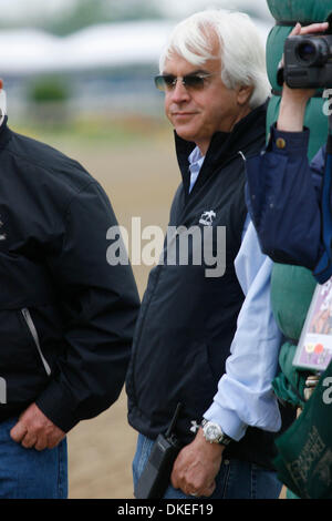 14 maggio 2009 - Baltimore, Maryland, Stati Uniti d'America - BOB BAFFERT guarda il suo cavallo, pioniere del Nilo durante un allenamento mattutino di Pimlico. (Credito Immagine: © James Berglie/ZUMA Press) Foto Stock