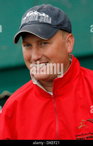 14 maggio 2009 - Baltimore, Maryland, Stati Uniti d'America - SCOTT BLASI assistente allenatore di Preakness preferito Rachel Alexandra parla ai media al di fuori del granaio di Pimlico. (Credito Immagine: © James Berglie/ZUMA Press) Foto Stock