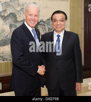 Pechino, Cina. 5 Dic, 2013. Il premier cinese LI Keqiang (R) incontra il Vice Presidente USA Joe Biden a Pechino Capitale della Cina, dicembre 5, 2013. Credito: Huang Jingwen/Xinhua/Alamy Live News Foto Stock