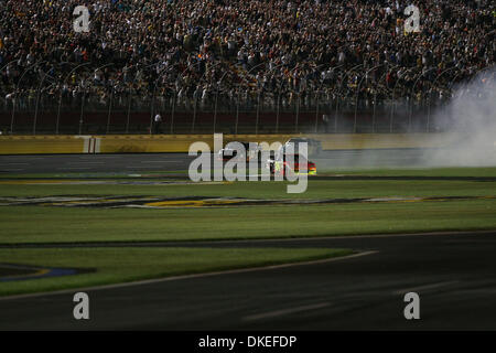 16 maggio 2009 - Concord, North Carolina, Stati Uniti d'America - Jeff Gordon gira e si blocca di perdere il piombo in NASCAR Sprint Cup tutte le Star Race a Lowes Motor Speedway. (Credito Immagine: © Jim Dedmon/ZUMA Press) Foto Stock