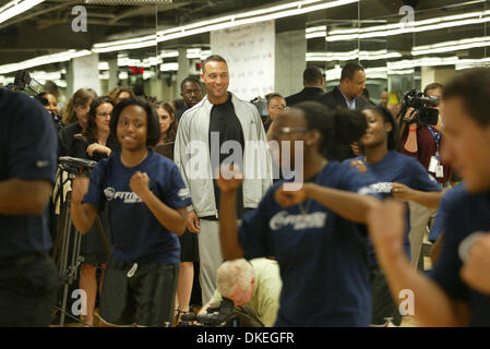 19 maggio 2009 - New York New York, USA - New York Yankees shorstop Derek Jeter all apertura della 24 Ore di Sport Fitness Club a 53th. San e Lexington Ave. in Manhattan. 24 Ora Fitness-Derek Jeter occupa 39.000 piedi quadrati e offre ai suoi membri una piena servioce palestra con numerosi servizi tra cui una vasta linea di nessun'altra attrezzatura cardio e pesi liberi: sauna e sala a vapore, piscina lap Foto Stock