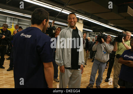 19 maggio 2009 - New York New York, USA - New York Yankees shorstop Derek Jeter all apertura della 24 Ore di Sport Fitness Club a 53th. San e Lexington Ave. in Manhattan. 24 Ora Fitness-Derek Jeter occupa 39.000 piedi quadrati e offre ai suoi membri una piena servioce palestra con numerosi servizi tra cui una vasta linea di nessun'altra attrezzatura cardio e pesi liberi: sauna e sala a vapore, piscina lap Foto Stock