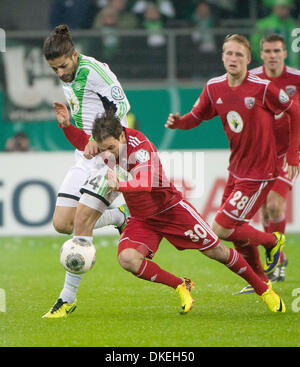 Wolfsburg, Germania. 04 Dic, 2013. Wolfsburg di Ricardo Rodriguez (L) e Ingolstadt la Tamas Hajnal (C) si contendono la palla durante la DFB Cup round di sedici match tra VfL Wolfsburg e FC Ingolstadt 04 in Wolfsburg, Germania, 04 dicembre 2013. Foto: Dominique Leppin/dpa/Alamy Live News Foto Stock