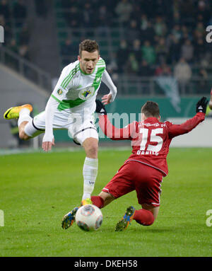 Wolfsburg, Germania. 04 Dic, 2013. Wolfsburg's Ivan Perisic (L) e Ingolstadt la Danilo Soares si contendono la palla durante la DFB Cup round di sedici match tra VfL Wolfsburg e FC Ingolstadt 04 in Wolfsburg, Germania, 04 dicembre 2013. Foto: Dominique Leppin/dpa/Alamy Live News Foto Stock