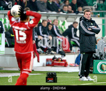 Wolfsburg, Germania. 04 Dic, 2013. Wolfsburg allenatore Dieter Hecking (R) sorge su un diversivo con bracci ripiegati durante la DFB Cup round di sedici match tra VfL Wolfsburg e FC Ingolstadt 04 in Wolfsburg, Germania, 04 dicembre 2013. Foto: Dominique Leppin/dpa/Alamy Live News Foto Stock