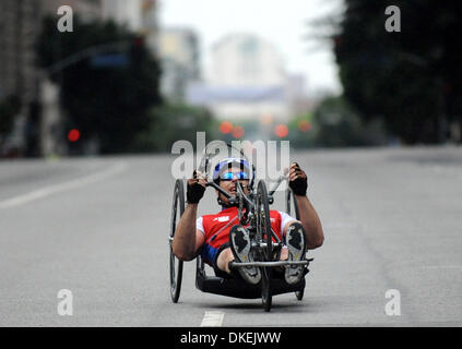 25 maggio 2009 - Los Angeles, California, Stati Uniti d'America - una sedia a rotelle a manovella concorrente apporaches il traguardo al ventiquattresimo annuale di Los Angeles Marathon sfida. Il racer è molto più avanti della concorrenza che egli sembra avere la strada a se stesso. (Credito Immagine: © Scott Mitchell/ZUMA Press) Foto Stock