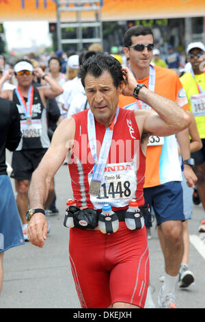 25 maggio 2009 - Los Angeles, California, Stati Uniti d'America - Guide che passano attraverso la linea del traguardo sono accolti dal tifo volontari che offrono i fluidi, cibo e peso leggero coperture isolanti. (Credito Immagine: © Scott Mitchell/ZUMA Press) Foto Stock