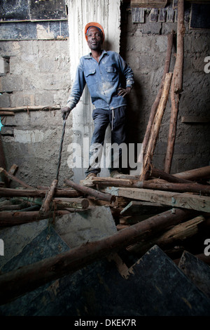 Builder in un sito in costruzione, Nairobi, Kenia Foto Stock