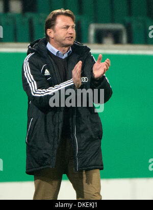 Wolfsburg, Germania. 04 Dic, 2013. Wolfsburg allenatore Ralph Hasenhuettl applaudes i suoi giocatori sul campo durante la DFB Cup round di sedici match tra VfL Wolfsburg e FC Ingolstadt 04 in Wolfsburg, Germania, 04 dicembre 2013. Foto: Dominique Leppin/dpa/Alamy Live News Foto Stock