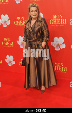 Monaco di Baviera, Germania. Il 4 dicembre 2013. Catherine Deneuve assiste Mon Cherie Barbara Giorno a Monaco di Baviera. Credito: dpa picture alliance/Alamy Live News Foto Stock