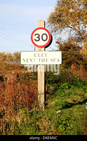 A 30 mph segnale di limite di velocità sull'immissione Cley accanto al mare, Norfolk, Inghilterra, Regno Unito. Foto Stock