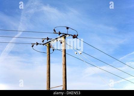 Energia elettrica i cavi di alimentazione in North Norfolk villaggio di Cley accanto al mare, Norfolk, Inghilterra, Regno Unito. Foto Stock