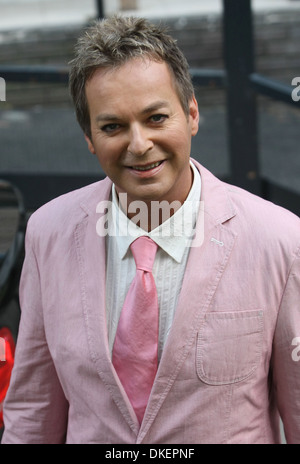 Julian Clary fuori ITV studios Londra Inghilterra - 11.09.12 con: Julian Clary dove: London Regno Unito quando: 11 set Foto Stock