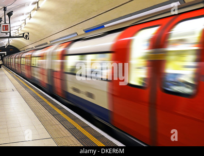 La metropolitana di Londra treno tirando fuori da una stazione di Charing Cross di Londra, Regno Unito. Foto Stock