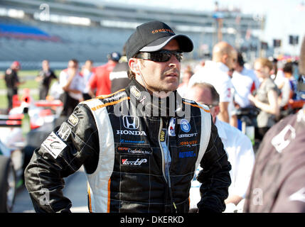 Jun 05, 2009 - Dallas, Texas, Stati Uniti d'America - Conquest Racing driver ALEX TAGLIANI orologi il polo durante il turno di qualificazione a Bombardier Learjet 550k al Texas Motor Speedway di Fort Worth (credito Immagine: © Albert Pena Southcreek/EMI/ZUMA Press) Foto Stock