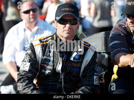 Jun 05, 2009 - Dallas, Texas, Stati Uniti d'America - Conquest Racing driver ALEX TAGLIANI orologi il polo durante il turno di qualificazione a Bombardier Learjet 550k al Texas Motor Speedway di Fort Worth (credito Immagine: © Albert Pena Southcreek/EMI/ZUMA Press) Foto Stock