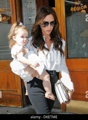 Victoria Beckham holding Harper Beckham nelle sue braccia lasciando Pastis dove: New York City Stati Uniti quando: 11 Set 2012 Foto Stock