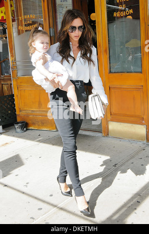 Victoria Beckham holding Harper Beckham nelle sue braccia lasciando Pastis New York City USA - 11.09.12 Foto Stock