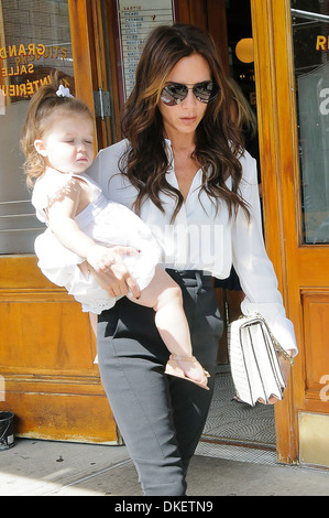 Victoria Beckham holding Harper Beckham nelle sue braccia lasciando Pastis New York City USA - 11.09.12 Foto Stock