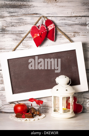 Lanterna di natale con la scheda per i saluti più squallida parete in legno Foto Stock