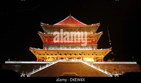 Vista notturna della Torre del Tamburo in Xian Foto Stock