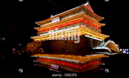 Vista notturna della Torre del Tamburo in Xian Foto Stock