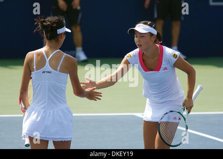 17 Agosto 2009: doppio femminile partner, Shuai Peng della Cina (a destra) e Su-Wei Hsieh di Taipei, congratularmi con ogni altro dopo un punto. La coppia ha sconfitto il loro primo round avversari, Vera ZVONAREVA e Victoria Azarenka (6-4, 0-6, 10-6), al 2009 Rogers Cup, York University. (Credito Immagine: © Southcreek globale/ZUMApress.com) Foto Stock