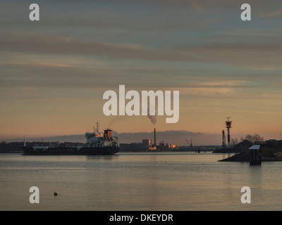 Si blocca in uscita del canale di Kiel al tramonto, Germania Foto Stock