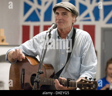 James Taylor visite "Organizza per l'America' ufficio della campagna del Presidente degli Stati Uniti Barack Obama Hollywood Florida - 14.09.12 Foto Stock