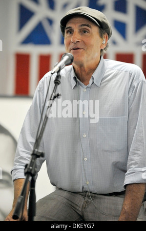 James Taylor visite "Organizza per l'America' ufficio della campagna del Presidente degli Stati Uniti Barack Obama Hollywood Florida - 14.09.12 Foto Stock