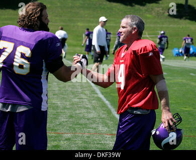 DAVID JOLES ¥ djoles@startribune.com Eden Prairie, MN - Agosto 18, 2009-]Dopo il suo arrivo sul campo come un Minnesota Viking per la prima volta quarterback Brett Favre (4) viene accolto dai Vichinghi offensive lineman Steve Hutchinson a Winter Park. (Credito Immagine: © David Joles/Star Tribune/ZUMA Press) Foto Stock